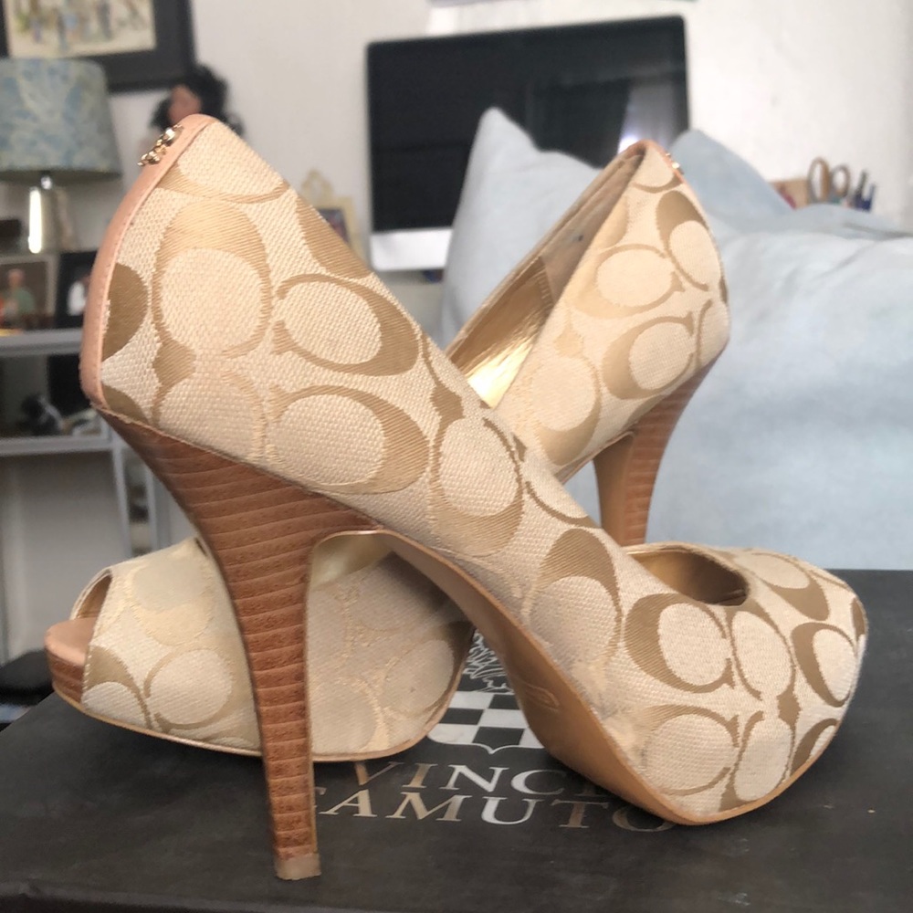 Coach shoes: Front toes out.